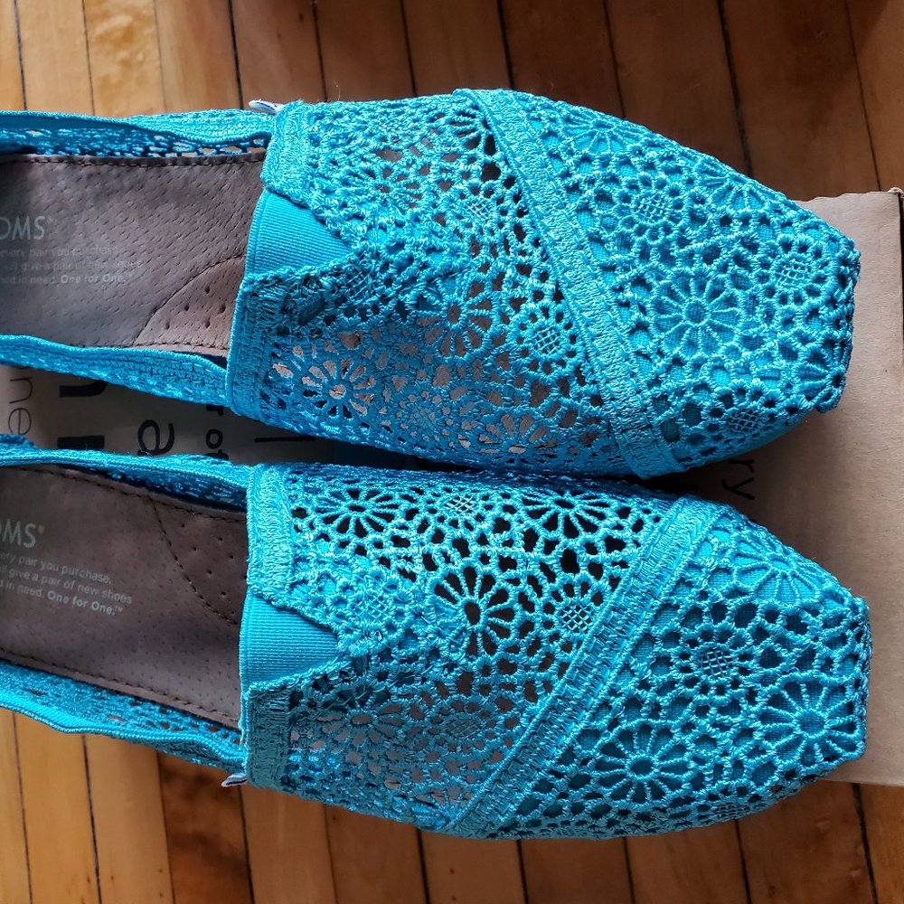 Toms shoes Dark Blue, Sz 9. Lightly worn.